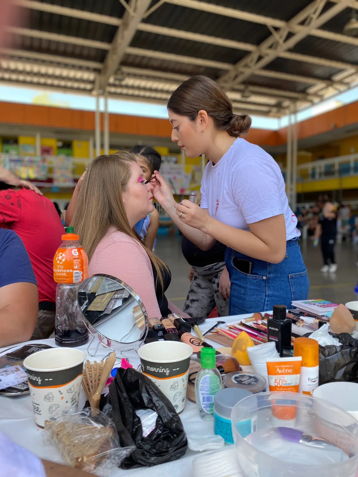 Voluntaria de Belleza del Alma maquillando a una beneficiaria